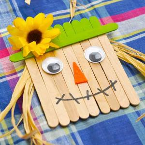 Cute scarecrow face made from popsicle sticks.
